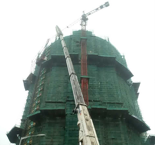 乌拉特后吊车在工地上作业